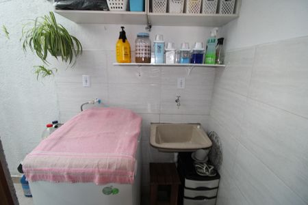 Casa de condomínio à venda com 60m², 2 quartos e 1 vagaÁrea de Serviço