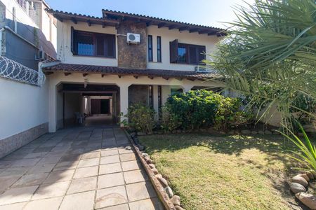 Casa à venda com 229m², 3 quartos e 4 vagasFachada