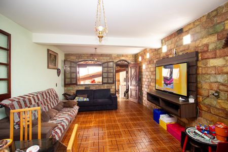 Casa à venda com 278m², 4 quartos e 3 vagas Casa à venda com 278m², 4 quartos e 3 vagasSala de TV