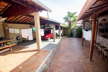 Casa à venda com 278m², 4 quartos e 3 vagas Casa à venda com 278m², 4 quartos e 3 vagasQuintal