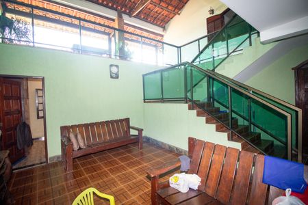 Casa à venda com 278m², 4 quartos e 3 vagas Casa à venda com 278m², 4 quartos e 3 vagasSala