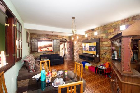Casa à venda com 278m², 4 quartos e 3 vagas Casa à venda com 278m², 4 quartos e 3 vagasSala de TV