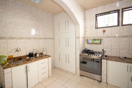 Casa à venda com 278m², 4 quartos e 3 vagas Casa à venda com 278m², 4 quartos e 3 vagasCozinha