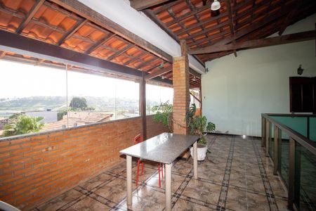 Casa à venda com 278m², 4 quartos e 3 vagas Casa à venda com 278m², 4 quartos e 3 vagasVaranda