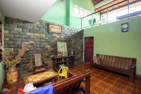 Casa à venda com 278m², 4 quartos e 3 vagas Casa à venda com 278m², 4 quartos e 3 vagasSala