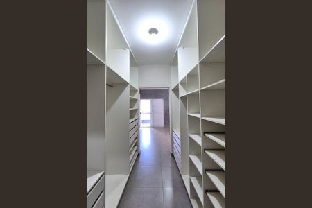 Casa para alugar com 150m², 4 quartos e 2 vagas Casa para alugar com 150m², 4 quartos e 2 vagasCloset da Suíte