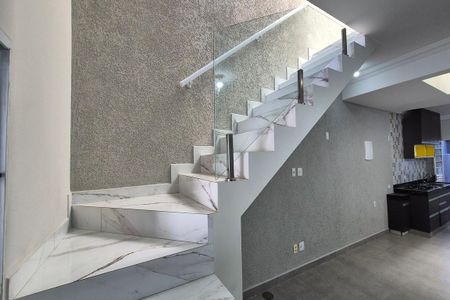 Casa para alugar com 150m², 4 quartos e 2 vagas Casa para alugar com 150m², 4 quartos e 2 vagasEscada