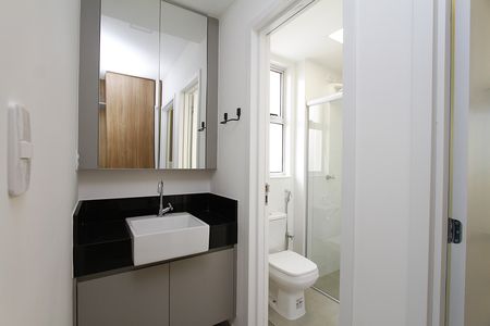 Banheiro de kitnet/studio para alugar com 1 quarto, 42m² em Barro Preto, Belo Horizonte