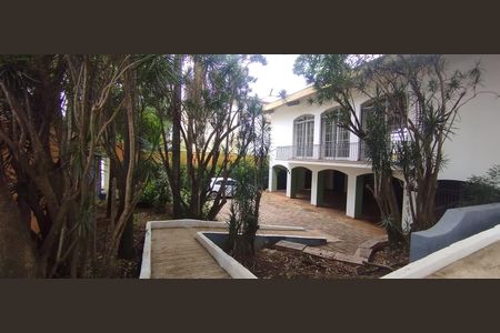 Casa à venda com 1100m², 3 quartos e 2 vagas Casa à venda com 1100m², 3 quartos e 2 vagasÁrea externa