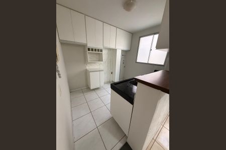 Cozinha de apartamento para alugar com 2 quartos, 44m² em Jaraguá, Uberlândia