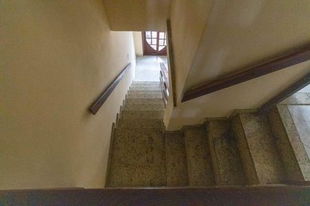 Casa à venda com 200m², 3 quartos e 5 vagas Casa à venda com 200m², 3 quartos e 5 vagasEscada