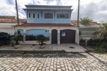 Casa à venda com 200m², 3 quartos e 5 vagas Casa à venda com 200m², 3 quartos e 5 vagasFachada