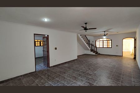Sala de estar de casa para alugar com 4 quartos, 283m² em Cidade Kemel, Poá