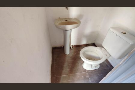 Casa para alugar com 283m², 4 quartos e 4 vagas Casa para alugar com 283m², 4 quartos e 4 vagasBanheiro externo