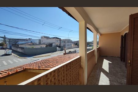 Casa para alugar com 283m², 4 quartos e 4 vagas Casa para alugar com 283m², 4 quartos e 4 vagasSacada frontal