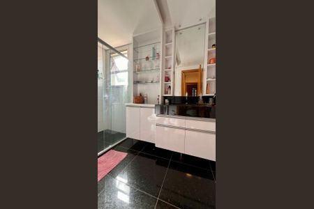 Apartamento à venda com 293m², 4 quartos e 3 vagasBanheiro da Suíte 2