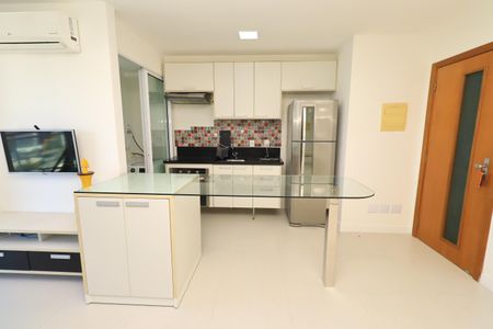 Cozinha de apartamento para alugar com 1 quarto, 46m² em Caminho das Árvores, Salvador