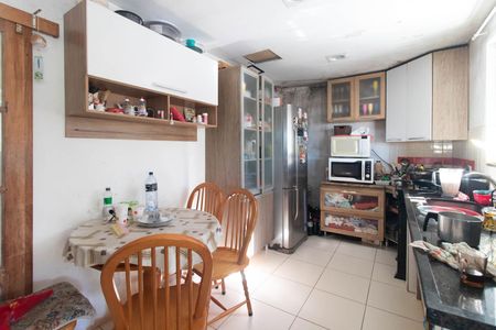 Casa à venda com 150m², 3 quartos e 4 vagas Casa à venda com 150m², 3 quartos e 4 vagasCozinha e Área de Serviço