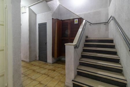 Apartamento à venda com 38m², 1 quarto e sem vaga Apartamento à venda com 38m², 1 quarto e sem vagaEscada
