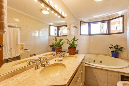 Apartamento para alugar com 217m², 4 quartos e 3 vagas Apartamento para alugar com 217m², 4 quartos e 3 vagasBanheiro da Suíte 3