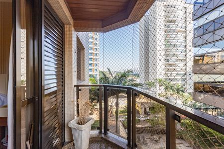 Apartamento para alugar com 217m², 4 quartos e 3 vagas Apartamento para alugar com 217m², 4 quartos e 3 vagasVaranda da Suíte 1
