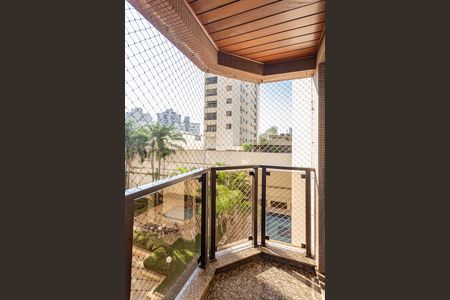Apartamento para alugar com 217m², 4 quartos e 3 vagas Apartamento para alugar com 217m², 4 quartos e 3 vagasVaranda da Suíte 2