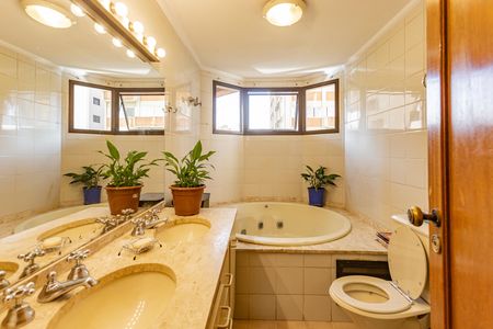Apartamento para alugar com 217m², 4 quartos e 3 vagas Apartamento para alugar com 217m², 4 quartos e 3 vagasBanheiro da Suíte 3