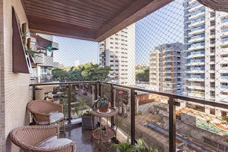 Apartamento para alugar com 217m², 4 quartos e 3 vagas Apartamento para alugar com 217m², 4 quartos e 3 vagasVaranda