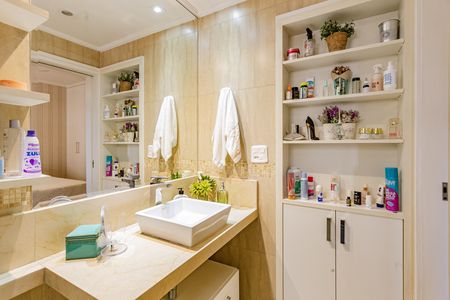 Apartamento para alugar com 217m², 4 quartos e 3 vagas Apartamento para alugar com 217m², 4 quartos e 3 vagasBanheiro da Suíte 1