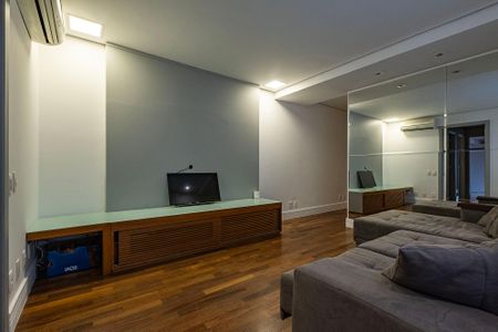 Apartamento à venda com 280m², 4 quartos e 4 vagas Apartamento à venda com 280m², 4 quartos e 4 vagasSala de TV