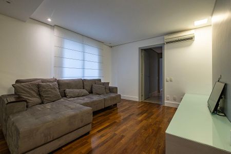 Apartamento à venda com 280m², 4 quartos e 4 vagas Apartamento à venda com 280m², 4 quartos e 4 vagasSala de TV