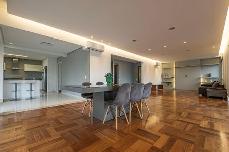 Apartamento à venda com 280m², 4 quartos e 4 vagas Apartamento à venda com 280m², 4 quartos e 4 vagasSala