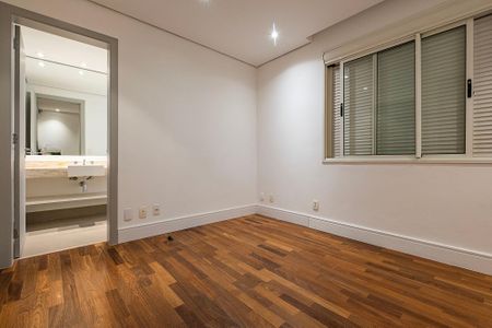 Apartamento à venda com 280m², 4 quartos e 4 vagas Apartamento à venda com 280m², 4 quartos e 4 vagasSuíte 4