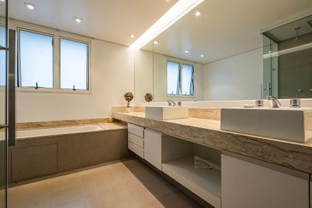 Apartamento à venda com 280m², 4 quartos e 4 vagas Apartamento à venda com 280m², 4 quartos e 4 vagasSuíte 1