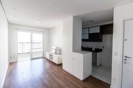 Sala  de apartamento para alugar com 2 quartos, 70m² em Jardim Tupanci, Barueri