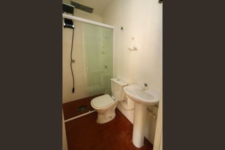 Banheiro de kitnet/studio para alugar com 1 quarto, 27m² em Vila Joao Pessoa, Porto Alegre