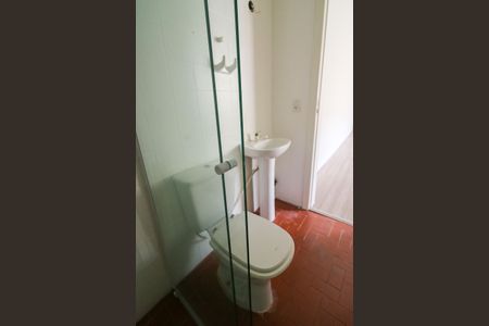 Banheiro de kitnet/studio para alugar com 1 quarto, 27m² em Vila Joao Pessoa, Porto Alegre