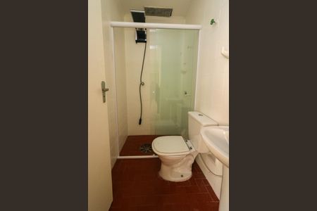 Banheiro de kitnet/studio para alugar com 1 quarto, 27m² em Vila Joao Pessoa, Porto Alegre