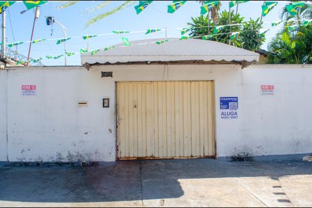 Casa à venda com 293m², 5 quartos e 2 vagas Casa à venda com 293m², 5 quartos e 2 vagasFachada
