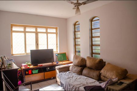 Casa à venda com 293m², 5 quartos e 2 vagas Casa à venda com 293m², 5 quartos e 2 vagasSala