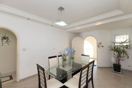 Casa à venda com 680m², 4 quartos e 4 vagas Casa à venda com 680m², 4 quartos e 4 vagasSala de Jantar