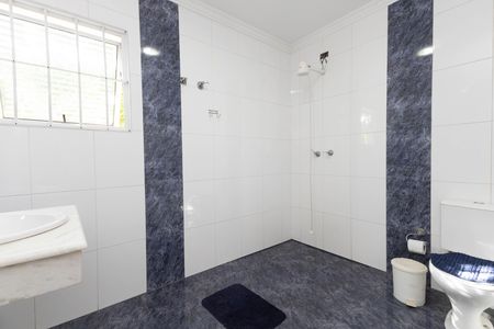 Casa à venda com 680m², 4 quartos e 4 vagas Casa à venda com 680m², 4 quartos e 4 vagasBanheiro da Suíte 1