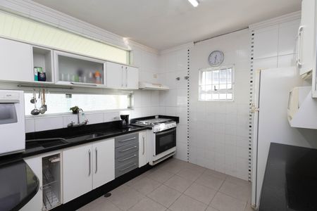 Casa à venda com 680m², 4 quartos e 4 vagas Casa à venda com 680m², 4 quartos e 4 vagasCozinha