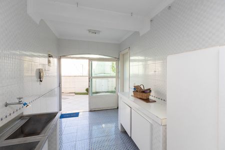 Casa à venda com 680m², 4 quartos e 4 vagas Casa à venda com 680m², 4 quartos e 4 vagasÁrea de Serviço
