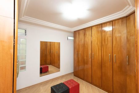 Casa à venda com 680m², 4 quartos e 4 vagas Casa à venda com 680m², 4 quartos e 4 vagasCloset