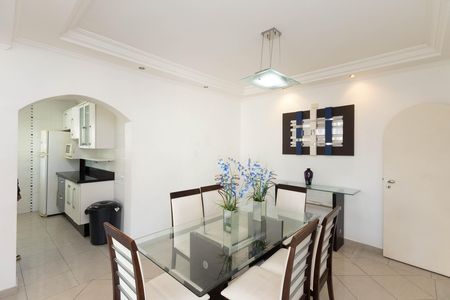 Casa à venda com 680m², 4 quartos e 4 vagas Casa à venda com 680m², 4 quartos e 4 vagasSala de Jantar