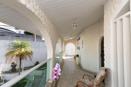 Casa à venda com 680m², 4 quartos e 4 vagas Casa à venda com 680m², 4 quartos e 4 vagasVaranda