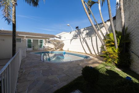 Casa à venda com 680m², 4 quartos e 4 vagas Casa à venda com 680m², 4 quartos e 4 vagasPiscina