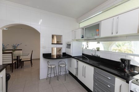 Casa à venda com 680m², 4 quartos e 4 vagas Casa à venda com 680m², 4 quartos e 4 vagasCozinha
