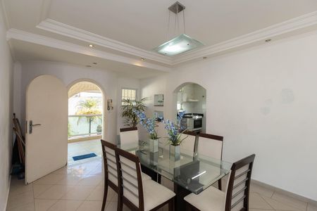 Casa à venda com 680m², 4 quartos e 4 vagas Casa à venda com 680m², 4 quartos e 4 vagasSala de Jantar